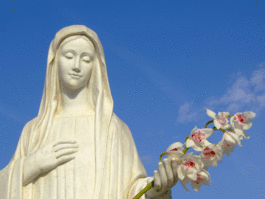  Međugorje - kip Svete Marije kako drži cvijeće